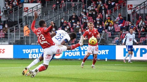 布雷斯特主场惨败斯特拉斯堡，迪亚洛传射闪耀全场