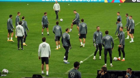 德意志战车基辅重启：高压逼抢下的破茧之路，镜头记录欧国联关键战前最后冲刺