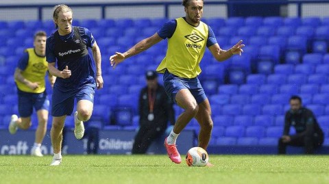 太妃糖的寂静序曲：埃弗顿在封闭中磨砺德比雄心