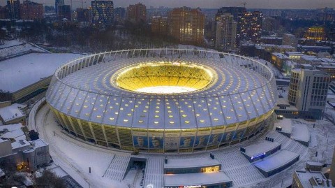 寒风中静候欧联杯战火，基辅奥林匹克体育场见证冬日足球盛宴