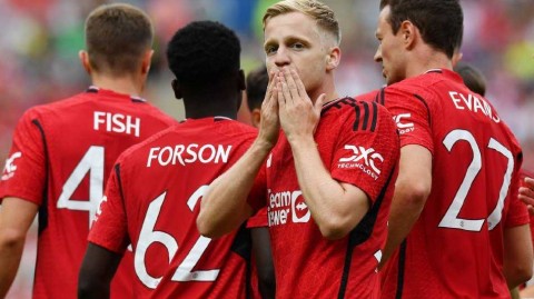 红魔新季启航友谊赛奏凯 范德贝克凌空斩击退里昂