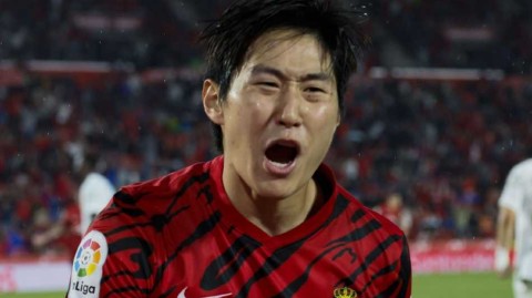 海岛雄师力擒蝙蝠 穆里奇头槌定乾坤