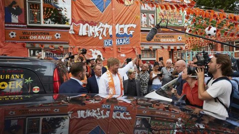 橙衣为证，与民同欢：荷兰国王威廉-亚历山大惊喜现身海牙“橙街”足球盛宴