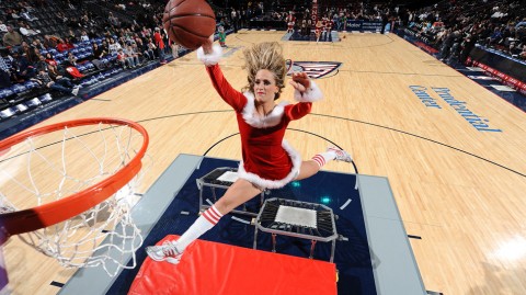 2026圣诞大战前夕：NBA啦啦队女郎性感热舞引爆赛场