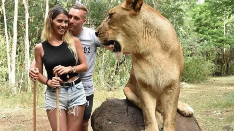 德乌洛费乌假期玩心跳，携女友动物园“挑衅”狮王