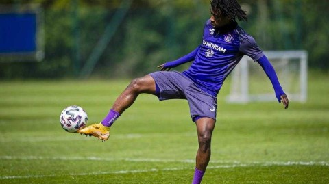 布鲁塞尔晨曦中的冲刺：安德莱赫特欧冠附加赛前的最后备战