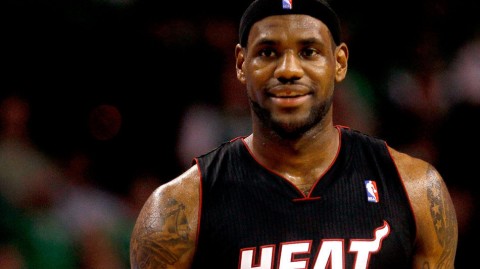 41岁勒布朗季后赛燃尽一切，湖人残阵逆袭背后的不朽传奇