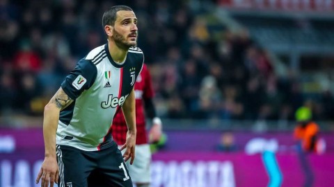 尤文铁卫与爱妻的暖心之举：一万九千枚签名口罩，为都灵筑起爱的防线