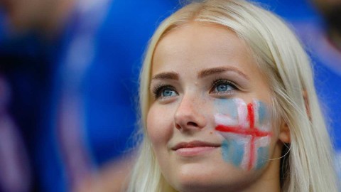 欧洲杯看台绽放的玫瑰：那些点燃夏日的激情女球迷