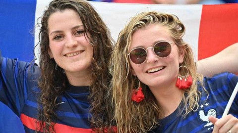 欧洲杯的别样风景线：见证闺蜜团与太太团的看台风采