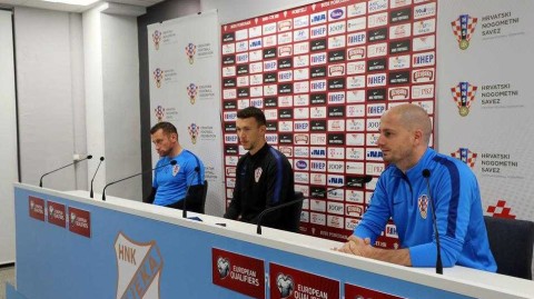 克罗地亚里耶卡雨中的坚定：奥利奇与佩里希奇出席关键战前发布会