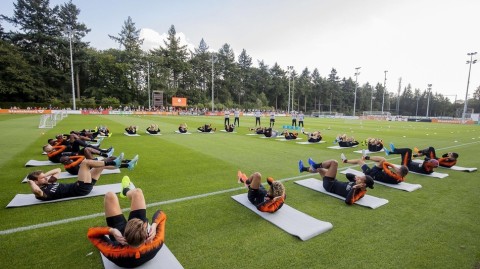 荷兰队长范戴克领衔集结 欧预赛前训练表情成谜