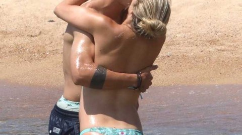 时光的滤镜：莫拉塔与妻儿的海滩旧照，回望那一夏的温柔