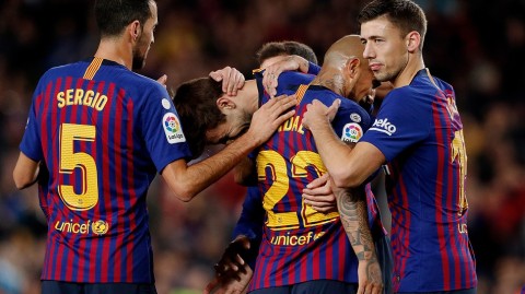 西甲焦点战：巴萨主场轻取黄潜，皮克头槌建功锁定胜局