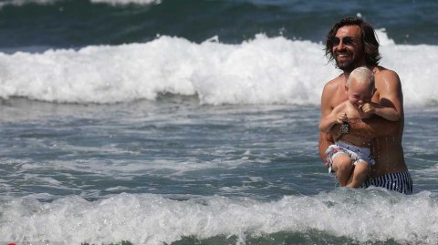 皮尔洛携子海边戏水绿茵大师的柔情篇章