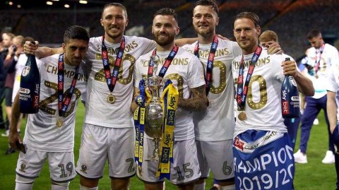 白玫瑰绽放之夜：利兹联四球狂胜查尔顿，十六年等待终捧英冠金杯