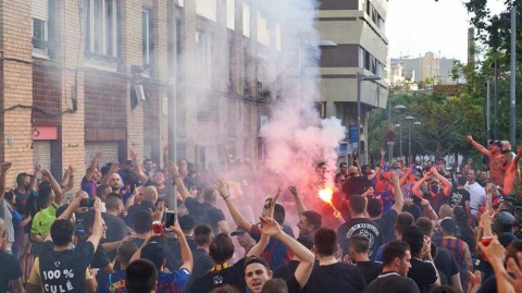 百年恩怨一刻清算：巴萨球迷涌上街头欢送同城死敌坠入西乙