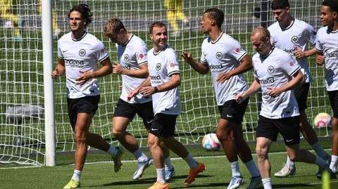 格策重返德甲加盟法兰克福新赛季启航获球迷热捧