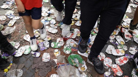 狂欢后的废墟：欧洲杯决赛夜，伦敦在足球“回家”的梦幻中遍地狼藉