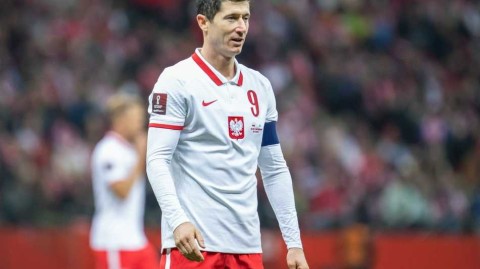 四千万人的期待与一个人的孤军奋战：莱万与波兰足球的“隧道”困局