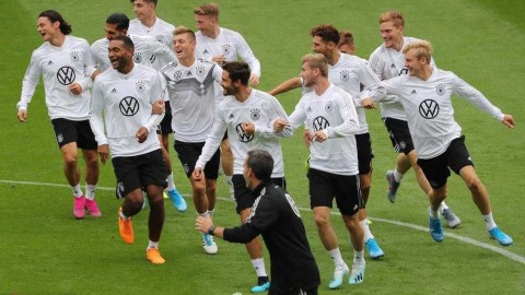 德意志战车新纪元：汉堡基地的青年军备战宣言