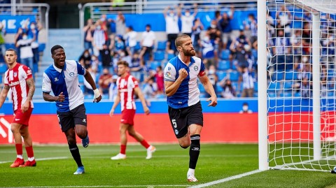 西甲爆冷！阿拉维斯主场掀翻马德里竞技，拉瓜迪亚头球绝杀卫冕冠军