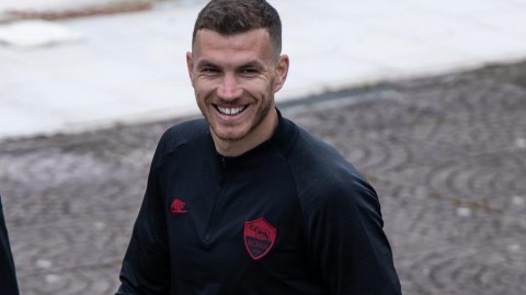 罗马欧联杯前积极备战 主帅丰塞卡携众将出席发布会