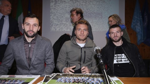 蓝鹰飞入校园：拉齐奥将帅播撒足球种子，青少年笑脸迎“意”式激情