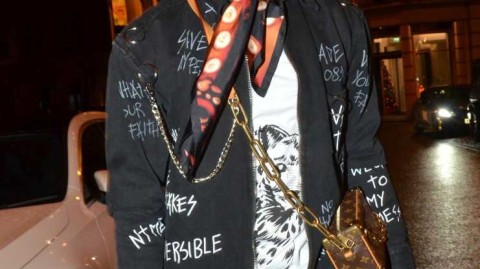 曼城铁卫圣诞前夕携友欢聚，节日温情驱散英超寒意