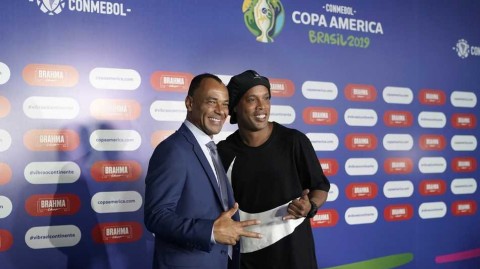 南美风情再聚首：小罗与卡福的时光之握，点亮2019美洲杯抽签盛典