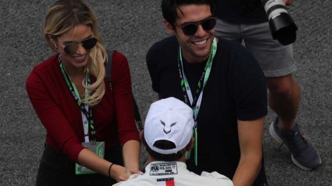 卡卡携女友闪耀F1巴西站 与汉密尔顿上演传奇同框