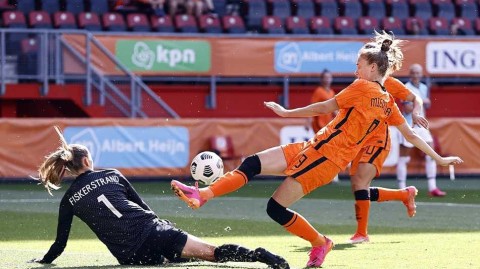 橙色风暴中的郁金香盛宴：回溯荷兰女足七球横扫挪威之战