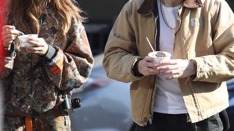 布鲁克林·贝克汉姆痞帅街头 金链纹身配冰淇淋甜宠嫩模女友