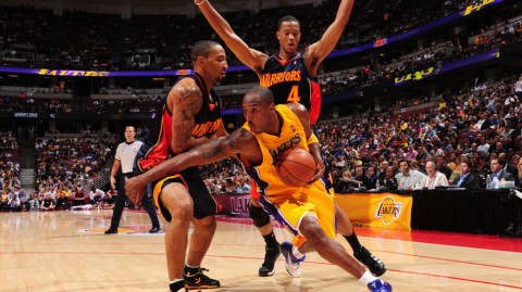 季前赛大捷！湖人新阵首秀展雄风，东契奇场边观战见证团队篮球