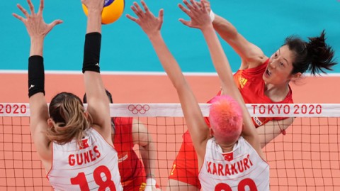 25年等一回！蔡斌回归首季即封王，上海女排3-0终结九连亚魔咒