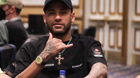 绿茵巨星转战扑克赛场 内马尔世界扑克大赛展笑颜