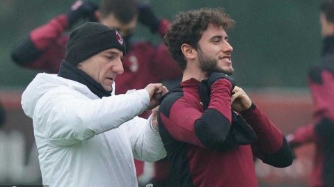 寒冬腊月里的红黑激情 AC米兰训练场直击