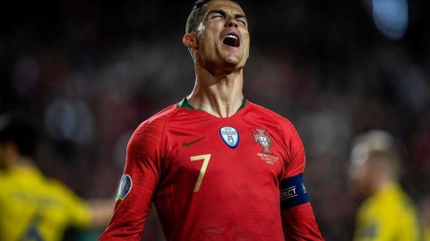 欧预赛双雄会：C罗里程碑之夜遇挫，舍瓦革新之路闪耀光芒