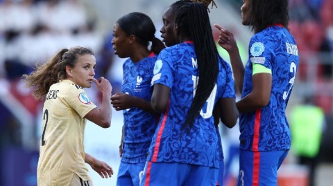 蓝衣军团鏖战告捷 铿锵玫瑰昂首晋级