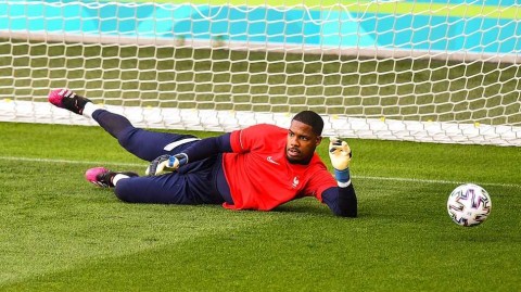 法国队赛前最后一练，德尚紧锁眉头细抠坎特与姆巴佩