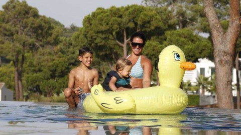 瓦尔迪爱妻丽贝卡携子戏水马贝拉 夏日泳池尽享温馨时光