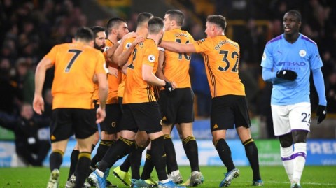 英超经典逆转：狼队三球气走十人曼城