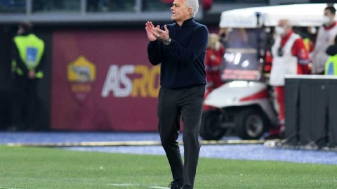 电话门风波再现绿茵场 穆帅手势引发的禁赛争议