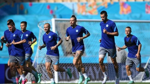 战西班牙前整蛊不断 斯洛伐克队“脑瓜蹦儿”成减压妙招