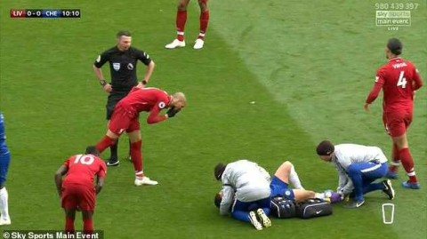 法比尼奥的争议举动：冲阿扎尔擤鼻涕事件引发球迷热议