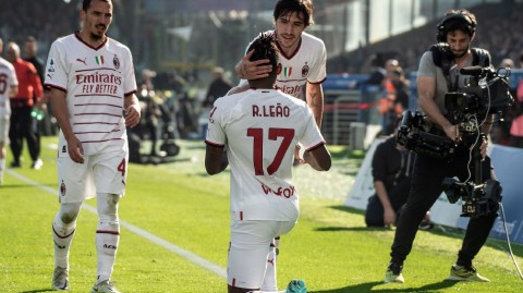 莱奥托纳利联袂闪击 AC米兰客场力擒萨勒尼塔纳喜迎新年开门红