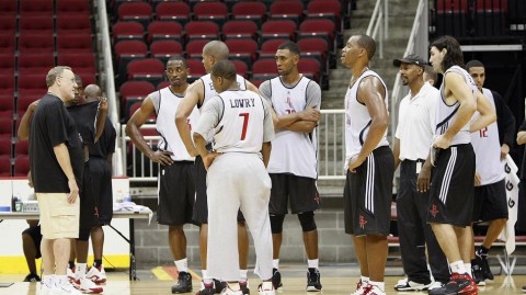 回望姚明巅峰岁月：火箭铁血训练营的珍贵瞬间