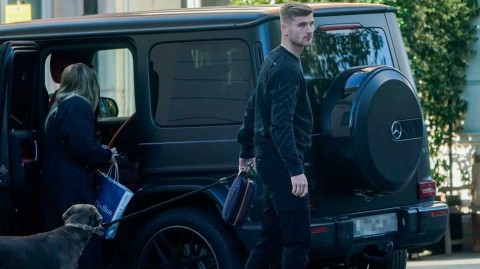 维尔纳与女友爱犬相伴 伦敦街头温馨购物记