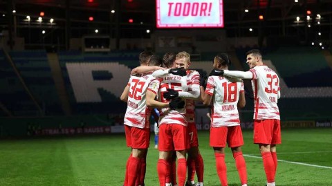 红牛竞技场之夜：莱比锡双星闪耀，力克罗斯托克挺进德国杯八强