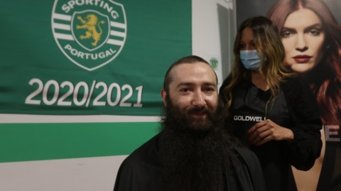 葡萄牙体育重夺葡超冠军 球迷剪去留了多年的胡子